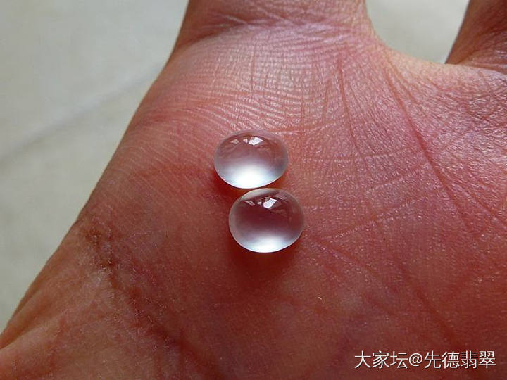 【先德翡翠】白玻璃种强荧光小蛋面一对 微信号：huangqxian_翡翠