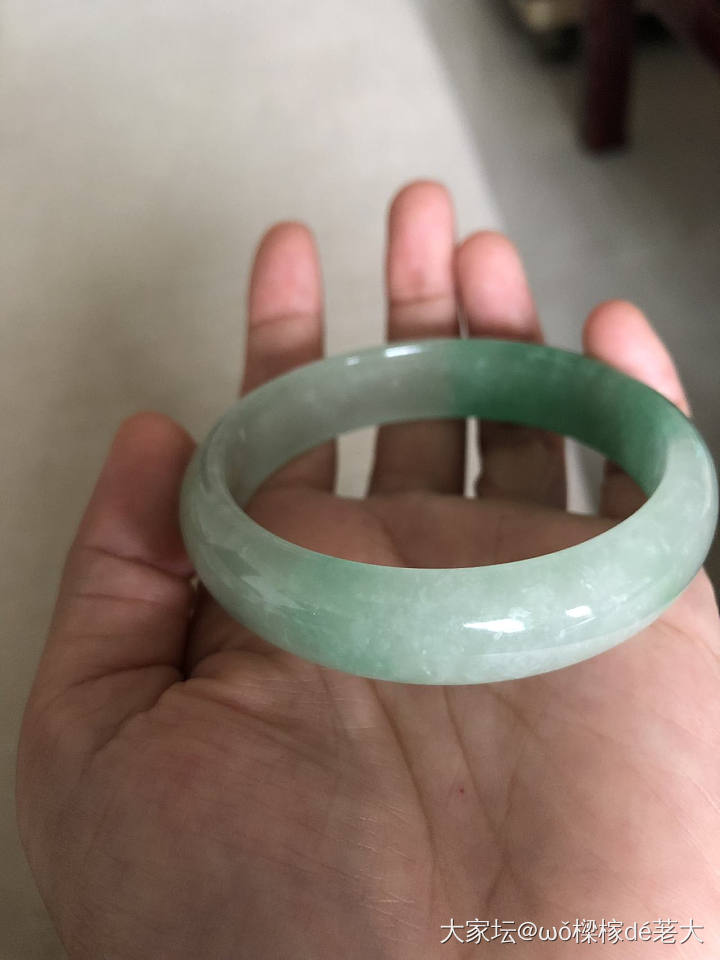 爸爸妈妈送的，请大家帮忙看看值多少钱，老年人有没有被骗。_手镯翡翠