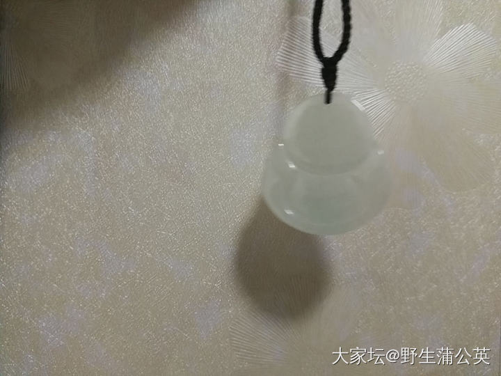 大家帮忙看看这是什么料子的啊 帮忙估个价_翡翠挂件