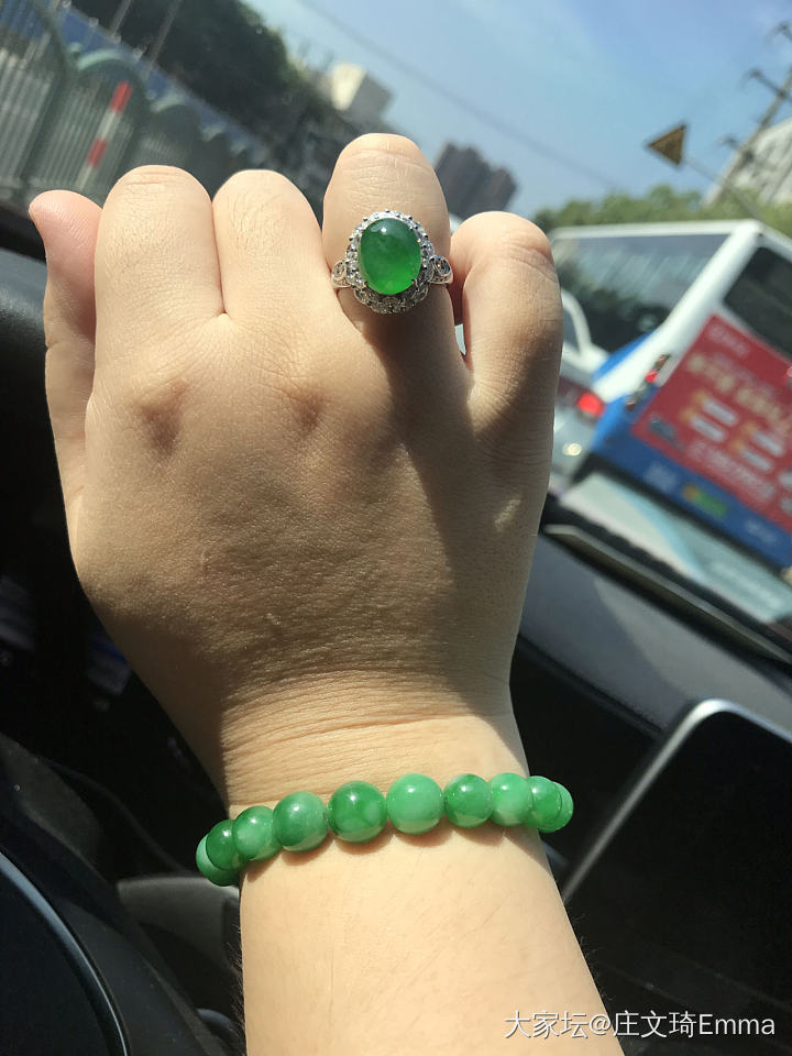 早，上海热辣辣的大伏天开始啦！翠翠在阳光下太美，就当解暑了_珠串戒指翡翠