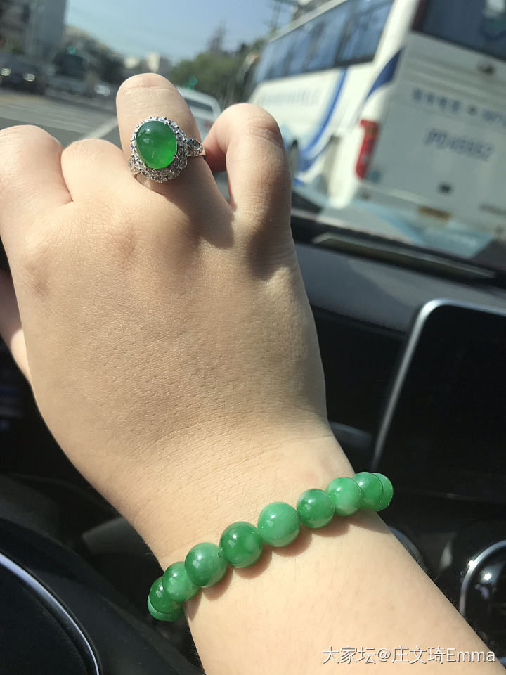 早，上海热辣辣的大伏天开始啦！翠翠在阳光下太美，就当解暑了_珠串戒指翡翠