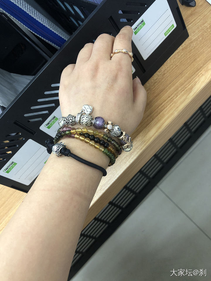 大家来秀左右手_手饰金和田玉