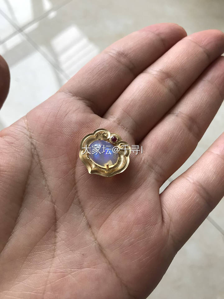 大家帮看下这块白欧泊_欧泊
