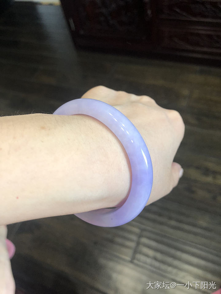 卖家说，如果我对这只镯子不满意，她退出翡翠界。_手镯翡翠