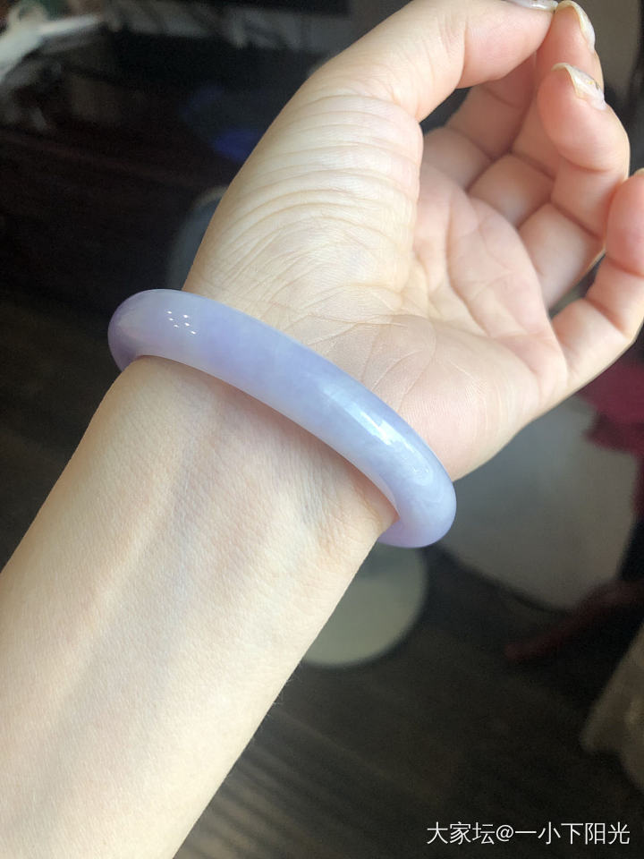 卖家说，如果我对这只镯子不满意，她退出翡翠界。_手镯翡翠
