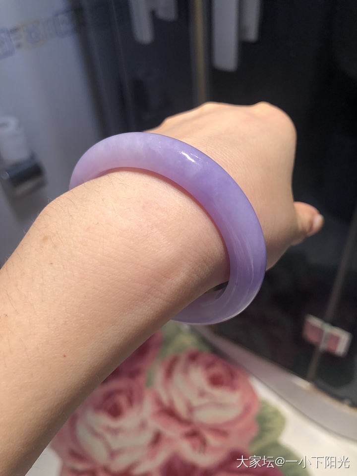 卖家说，如果我对这只镯子不满意，她退出翡翠界。_手镯翡翠