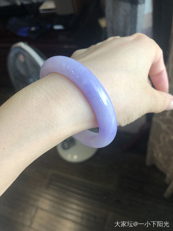 卖家说，如果我对这只镯子不满意，她退出翡翠界。_手镯翡翠