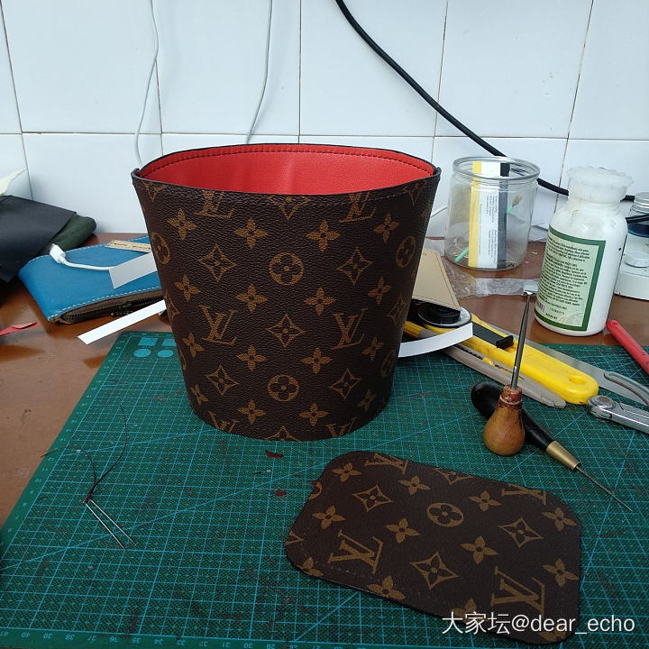 试版，发现要改进的地方还挺多，包口应该包边，底部内缝+滚边条，侧边用侧边条连接。..._包包手工diy