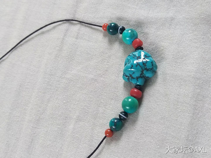 翡翠戴久了偶尔带一下绿松也不错，自己学的搭配了一条锁骨链_项链松石