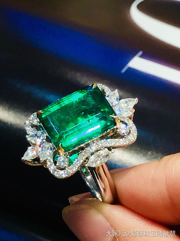 热销款祖母绿戒指💍，7.02克拉，钻石1.457克拉，艳绿的太迷人[害羞]，有一..._祖母绿