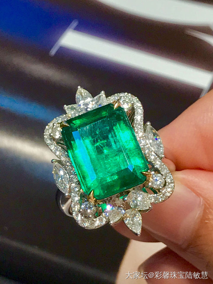 热销款祖母绿戒指💍，7.02克拉，钻石1.457克拉，艳绿的太迷人[害羞]，有一..._祖母绿