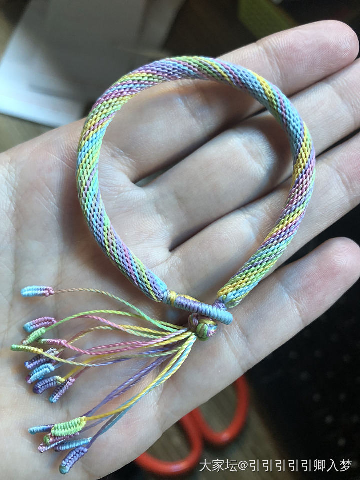 边看电视《遇见幸福》边编绳子，算了下时间，两根绳子十个小时。这还是小手围的……_编绳