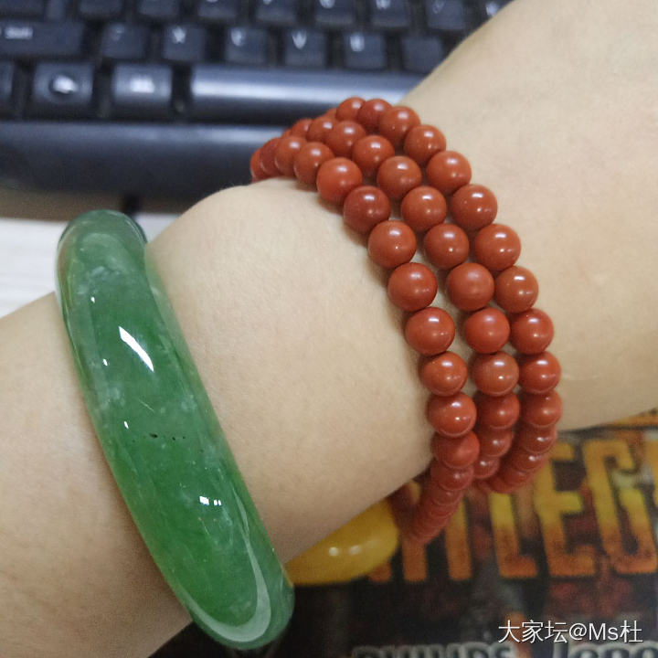 南红佛珠，瓦山料，柿子红，卡7，重43克。三通重4克，锦红色。这是我败的最后一样_南红珠串