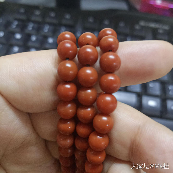 南红佛珠，瓦山料，柿子红，卡7，重43克。三通重4克，锦红色。这是我败的最后一样_南红珠串