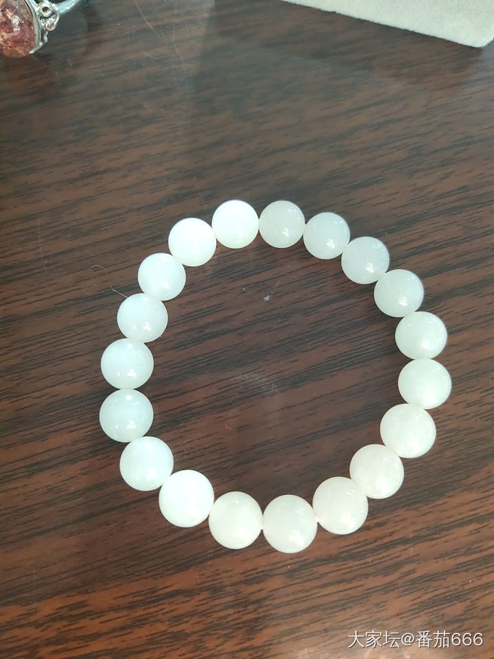 今年去年买了一堆自己用不上的翡翠和田玉送一部分。