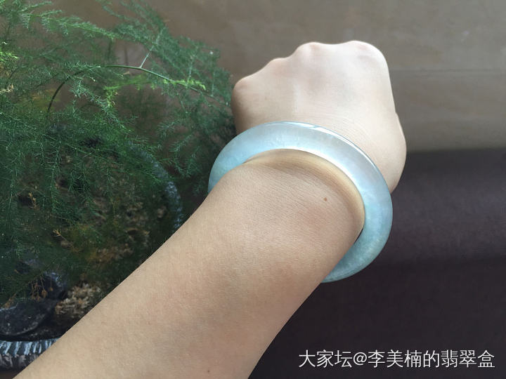 好的翡翠自带光源～_手镯翡翠