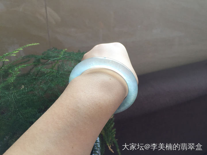 好的翡翠自带光源～_手镯翡翠