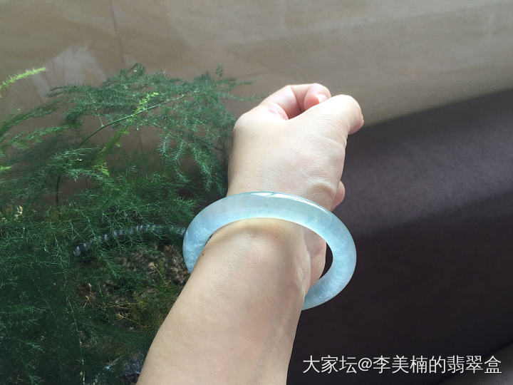 好的翡翠自带光源～_手镯翡翠