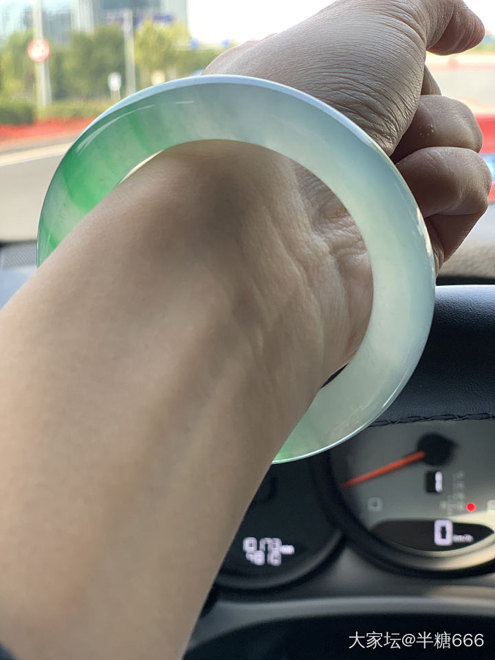 不知道这只能不能毕业
但还是很想要坛子里著名的蓝色星空木那镯
可遇不可求_手镯翡翠