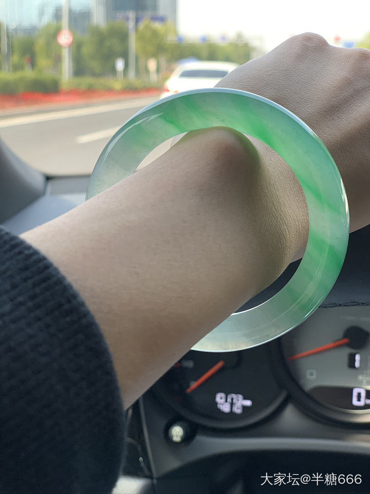 不知道这只能不能毕业
但还是很想要坛子里著名的蓝色星空木那镯
可遇不可求_手镯翡翠