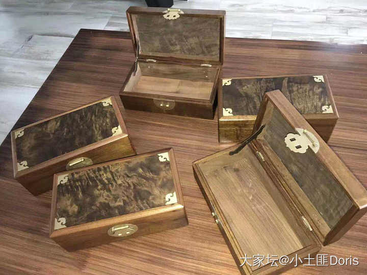 干妈来家里玩，一看手。。。嗯，现在的老太太可以的。。。_珠串楠木首饰盒