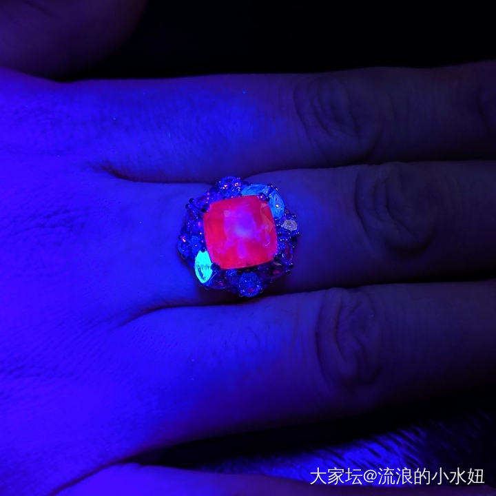 变色蓝宝石露真容哇咔咔_戒指蓝宝石名贵宝石