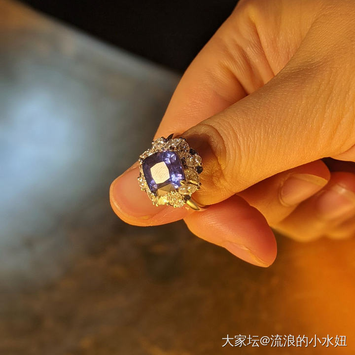 变色蓝宝石露真容哇咔咔_戒指蓝宝石名贵宝石