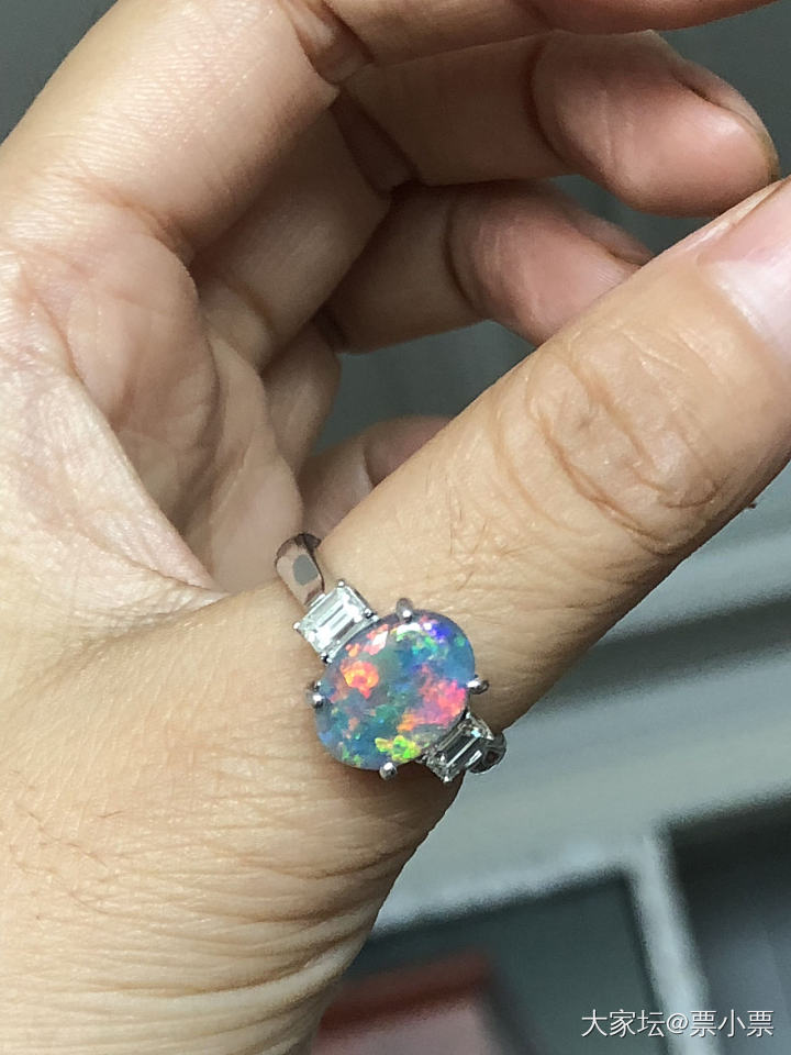 2克拉多的澳大利亚黑欧泊戒指_欧泊