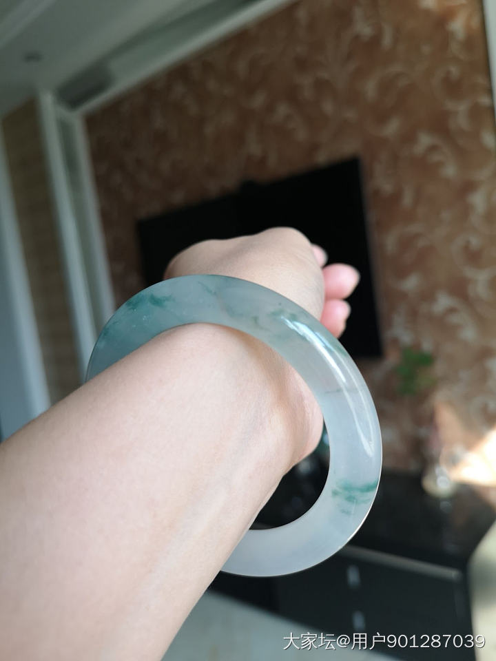 抛砖引玉～大家的镯子搭配起来整体看是什么效果？_翡翠