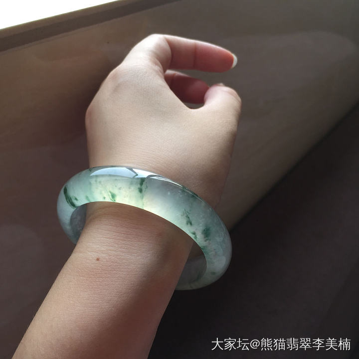 抛砖引玉～大家的镯子搭配起来整体看是什么效果？_翡翠
