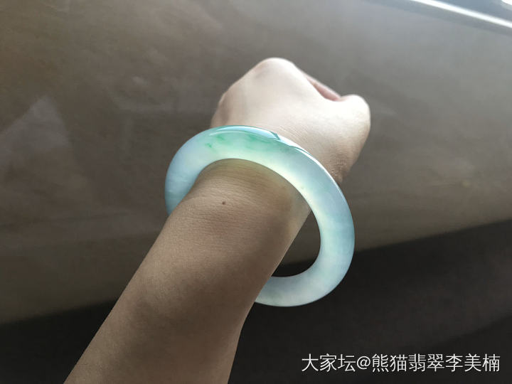 抛砖引玉～大家的镯子搭配起来整体看是什么效果？_翡翠