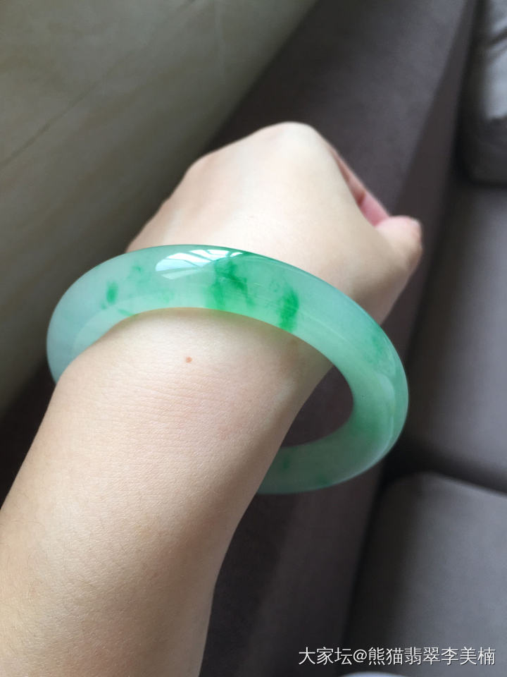 抛砖引玉～大家的镯子搭配起来整体看是什么效果？_翡翠