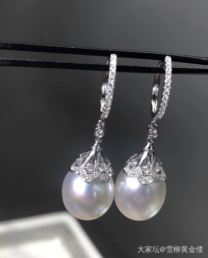 请问美女戴大尺寸珍珠什么感觉？第一次入了对12-13mm的澳白耳钉。_珍珠