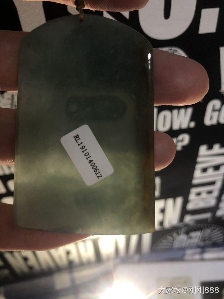 这是天然a货翡翠飘黄翡的龙牌，价格1500¥，看好的私了微信ggggggokks