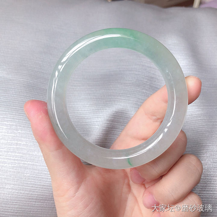 来了来了。那个被连环加价的镯子_手镯翡翠