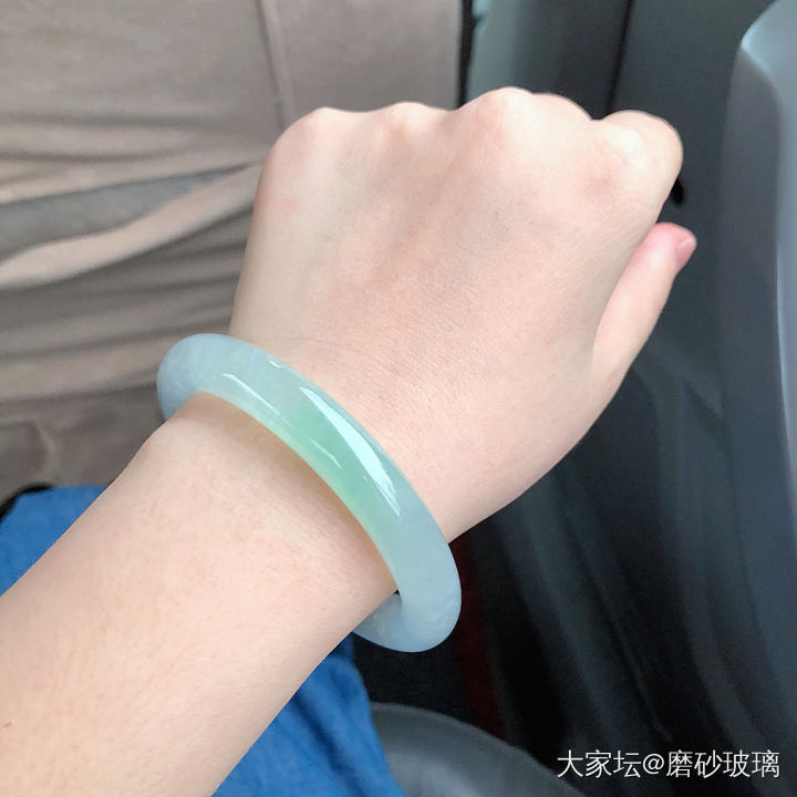 来了来了。那个被连环加价的镯子_手镯翡翠