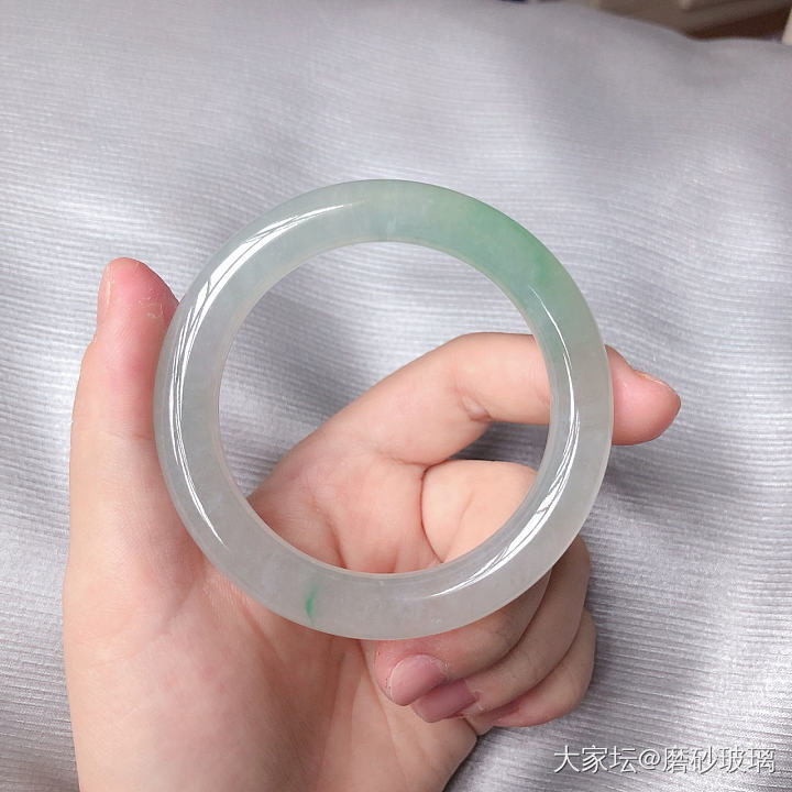 来了来了。那个被连环加价的镯子_手镯翡翠