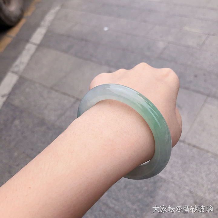 来了来了。那个被连环加价的镯子_手镯翡翠