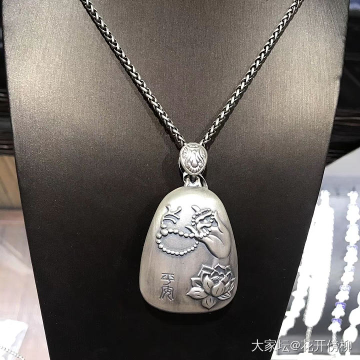 冬天，大家都是如何搭配毛衣链的？_毛衣链