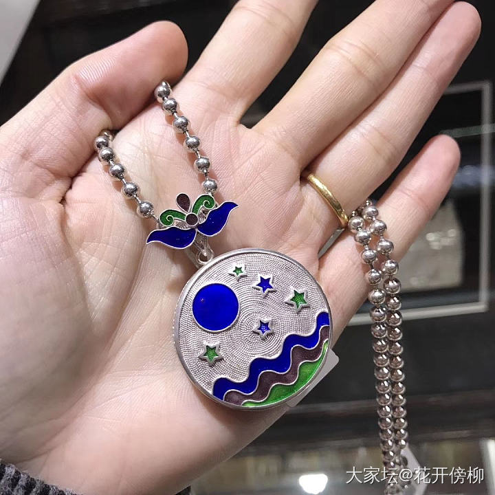 冬天，大家都是如何搭配毛衣链的？_毛衣链