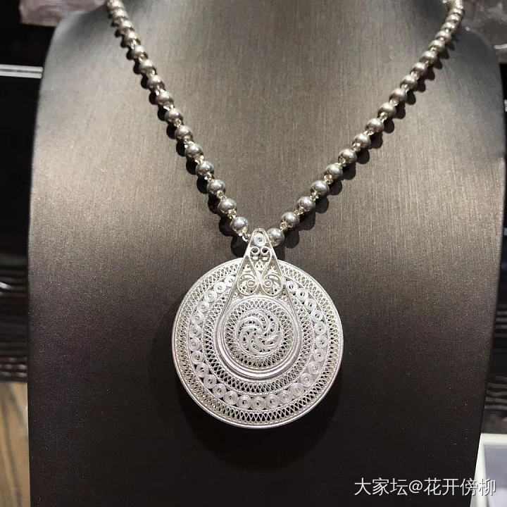 冬天，大家都是如何搭配毛衣链的？_毛衣链