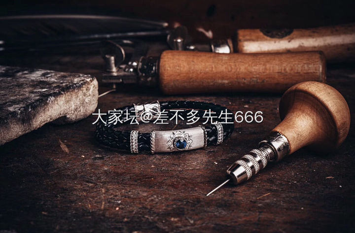 “黑色”一个象征个性，自由的颜色。_金工