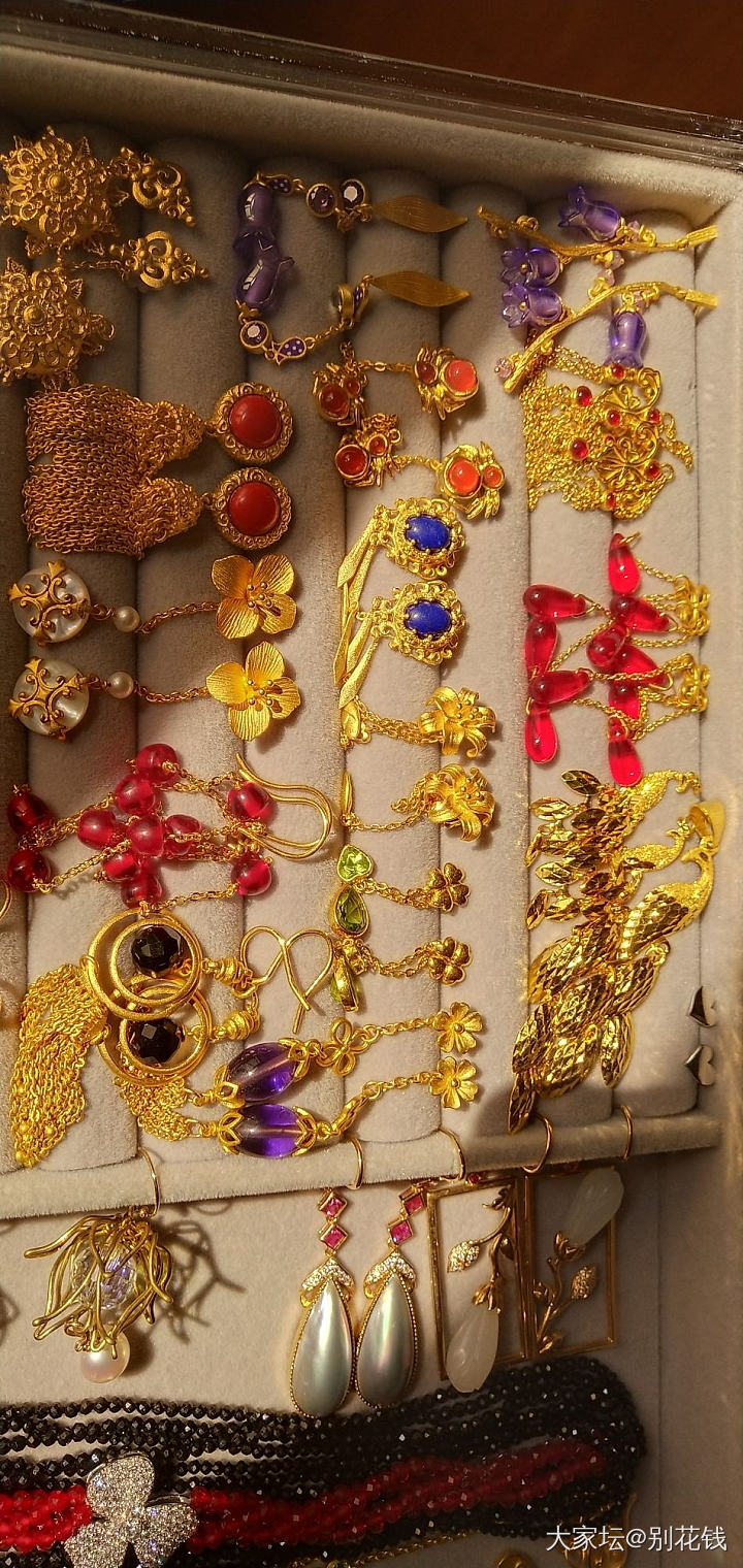 百宝箱_琳琅满目名贵宝石钻石金
