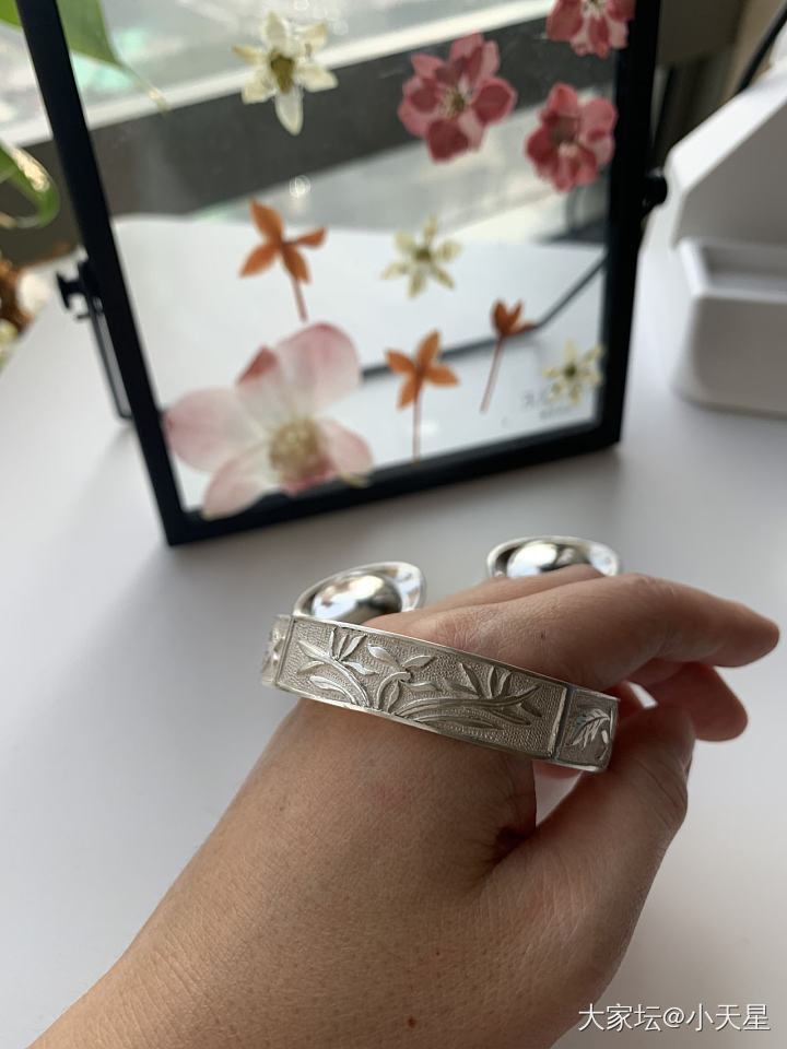王师傅+门师傅，两位师傅的心血结晶——兔儿的深浮雕“大蝠”～秋日的古典梦。_手镯银