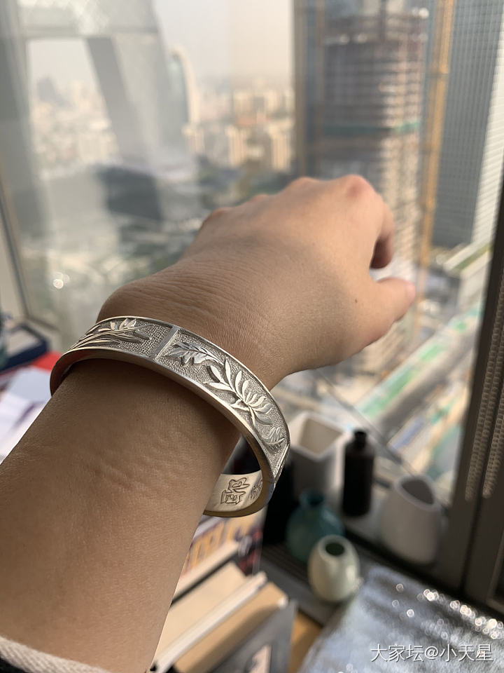 王师傅+门师傅，两位师傅的心血结晶——兔儿的深浮雕“大蝠”～秋日的古典梦。_手镯银