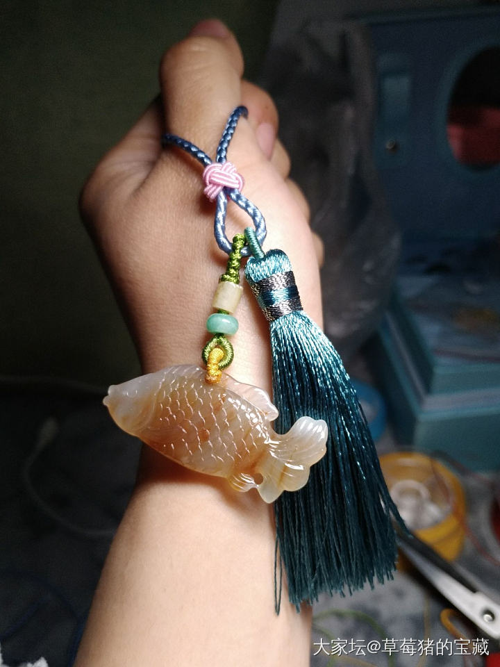 秀一秀昨晚编好这条锦鲤挂坠_编绳
