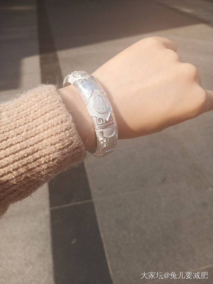 王师傅+门师傅，两位师傅的心血结晶——兔儿的深浮雕“大蝠”～秋日的古典梦。_手镯银