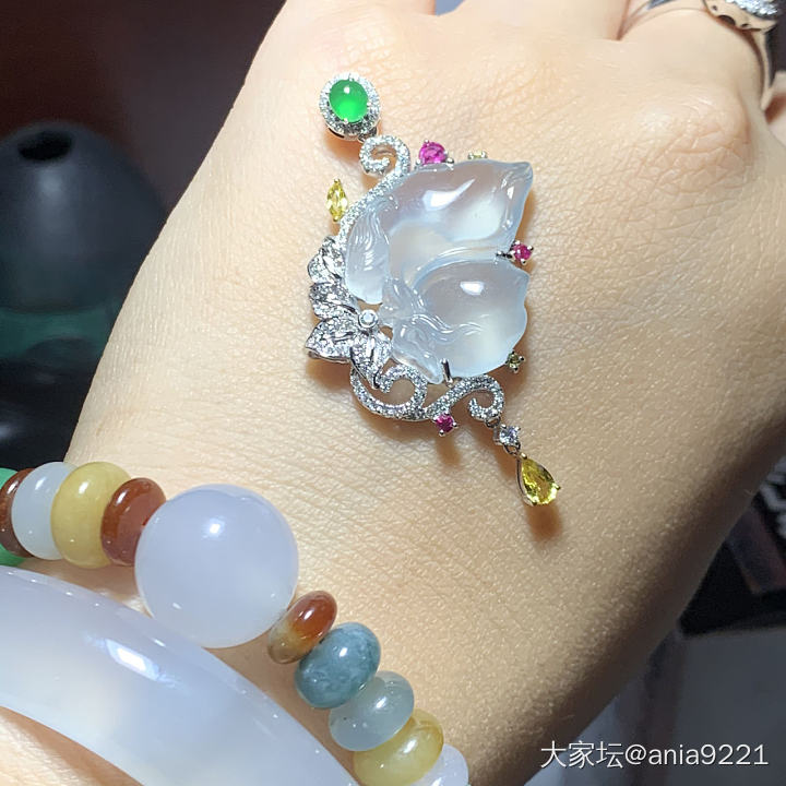 新镶嵌出来的蝴蝶仙子_吊坠翡翠