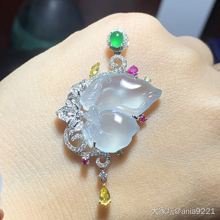新镶嵌出来的蝴蝶仙子_吊坠翡翠