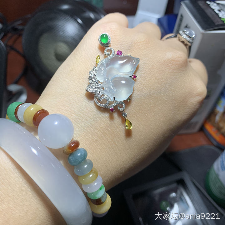 新镶嵌出来的蝴蝶仙子_吊坠翡翠